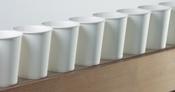 movimiento de la cámara panorámica muestra tazas de papel blanco crudo
 - Imágenes, Vídeo