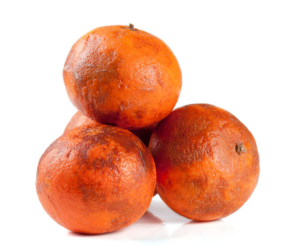 drei beschädigte Mandarinen isoliert auf weißem Hintergrund - Foto, Bild