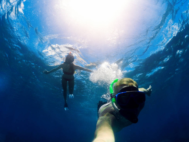 Couple plongée en apnée en mer bleu profond
 - Photo, image
