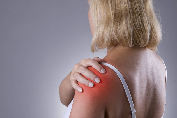 Schmerzen in der Schulter, Pflege der weiblichen Hände, Schmerzen im Körper der Frau - Foto, Bild