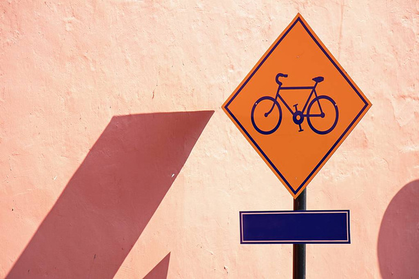 Znak drogowy. Znak drogowy z wyprzedzeniem rowerów. - Zdjęcie, obraz