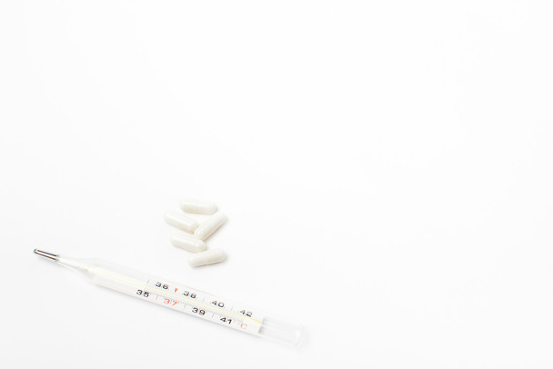 Термометр і білі таблетки
 - Фото, зображення