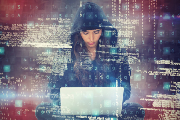 jeune hacker féminin en utilisant un ordinateur portable tout en étant assis
  - Photo, image