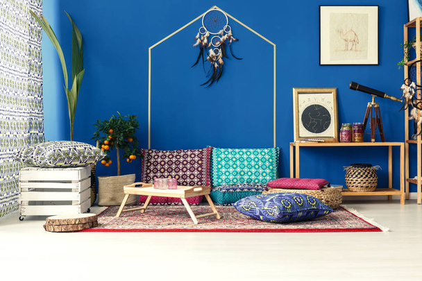 Oriental interior with colorful pillows - Foto, Bild