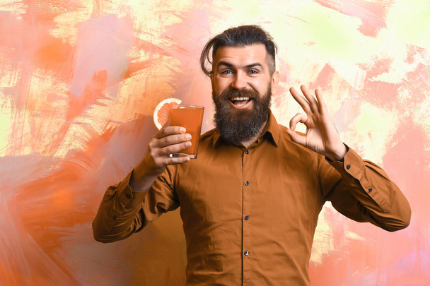 Brutaler kaukasischer Hipster mit tropischem Alkoholcocktail - Foto, Bild