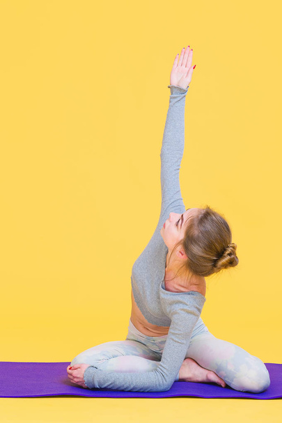 Young yogini woman stretching - Foto, Bild