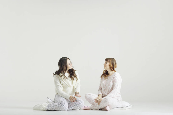 young women in pajamas - Zdjęcie, obraz