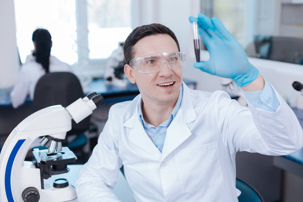 stattliche männliche Person testet neue chemische Reagenzien - Foto, Bild