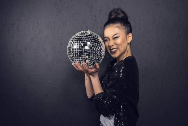 Glamour ázsiai lány, disco labdát   - Fotó, kép