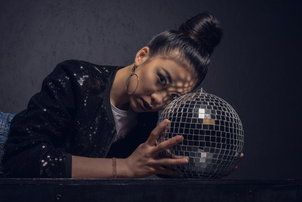 glamour ragazza asiatica con disco palla
    - Foto, immagini