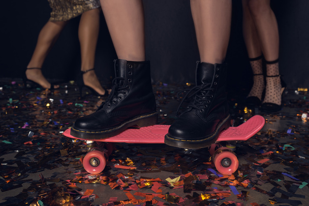 woman standing on skateboard - Foto, Bild