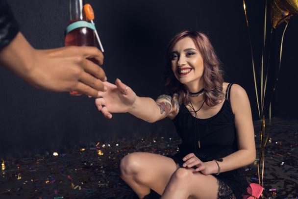 femme prenant une boisson alcoolisée
 - Photo, image