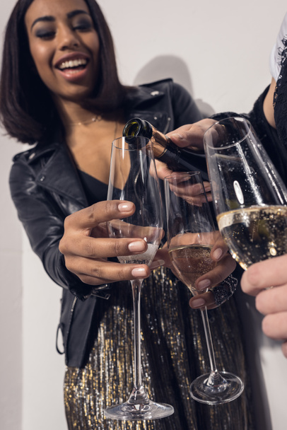 junge Mädchen gießen Champagner in Gläser - Foto, Bild