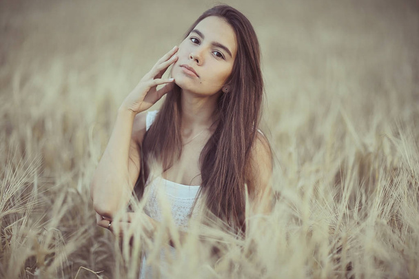 young woman in wheaten field - Valokuva, kuva