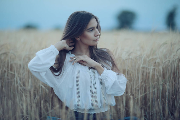 woman with long hair in wheaten field - Foto, immagini