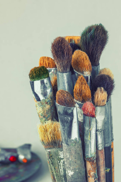 Künstler Pinsel und Tuben mit Farbe auf der Palette - Foto, Bild