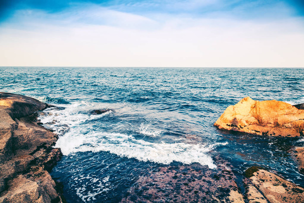 Πέτρα στη θάλασσα ακτή, όμορφη Θαλασσογραφία - Φωτογραφία, εικόνα