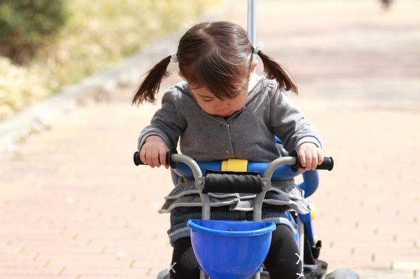 Menina japonesa montando no triciclo (2 anos
) - Foto, Imagem