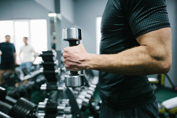 Mann beim Workout oder Training im Fitnessstudio - Foto, Bild