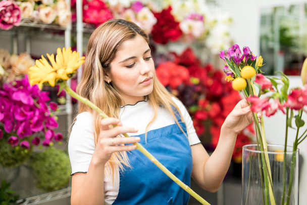 Mulher trabalhando em uma loja de flores
 - Foto, Imagem