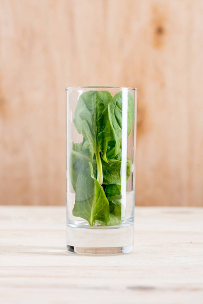 spinach leaves in glass  - Φωτογραφία, εικόνα