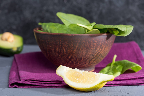 bowl of fresh spinach - Foto, afbeelding