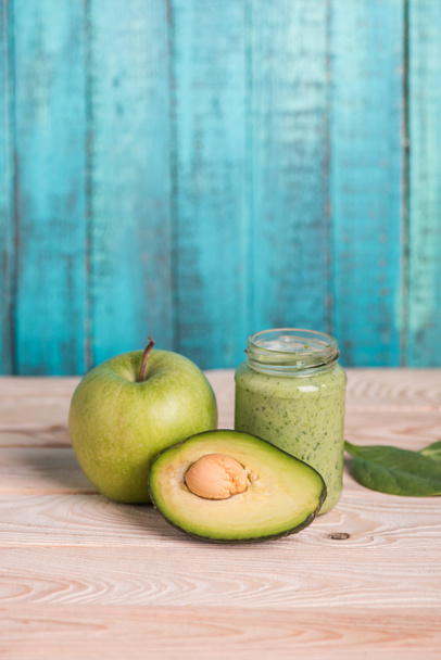 apple with avocado and smoothie in glass jar - Foto, imagen