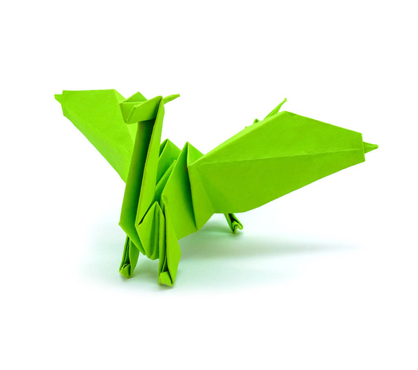 Zdjęcie z origami zielony smok na białym tle - Zdjęcie, obraz