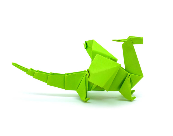 Photo de dragon vert origami isolé sur fond blanc
 - Photo, image