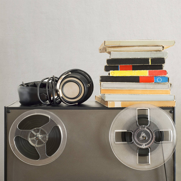 Carretes de audio magnéticos vintage y auriculares en la grabadora de cinta analógica
 - Foto, imagen