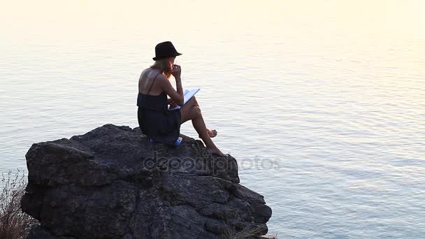 kreatív személyiség a notebook a parton során naplemente - Felvétel, videó