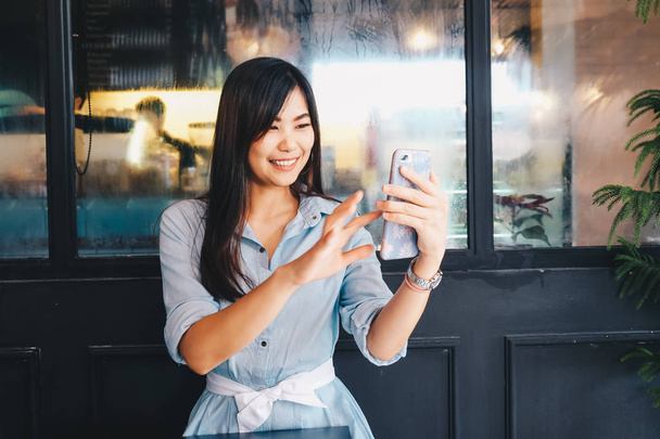 Chytré podnikání žen sedí v kavárně používají mobil  - Fotografie, Obrázek