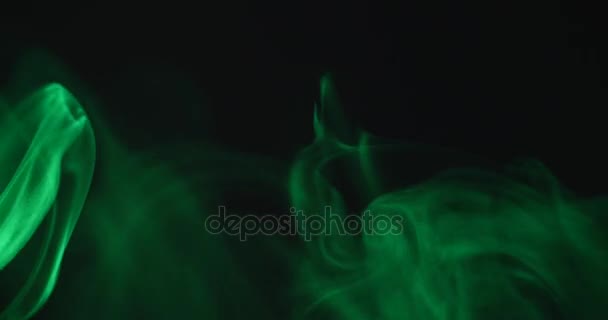 Green smoke on a black background - Materiał filmowy, wideo