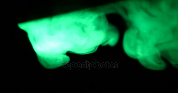 Green smoke on a black background - Πλάνα, βίντεο