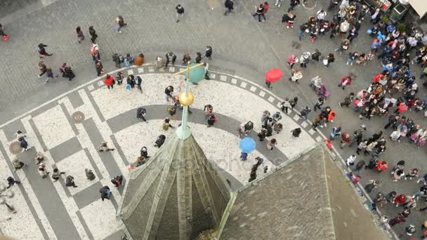 der Altstadtplatz, der von einem christlichen Turm übernommen wurde, in Prag an einem sonnigen Tag - Filmmaterial, Video