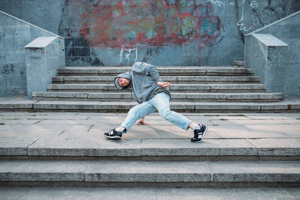 young male hip hop dancer  - Foto, Imagen