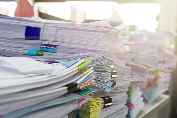 Montón de documentos sin terminar en el escritorio de la oficina, pila de papel de negocios - Foto, Imagen