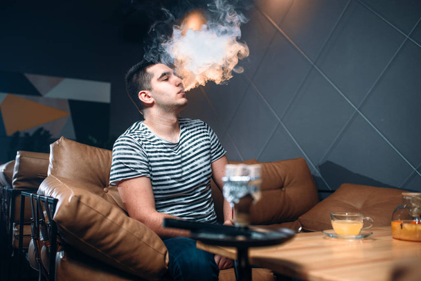man smoking hookah - Фото, зображення