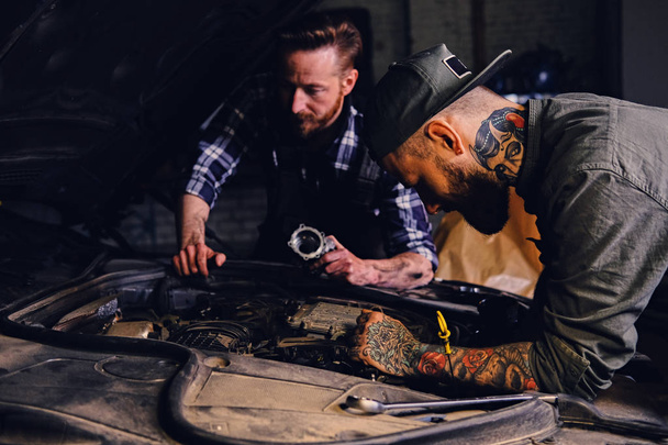 Mechanics fixing car's engine - Φωτογραφία, εικόνα