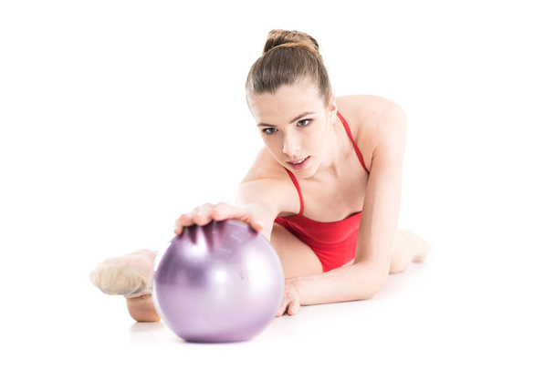 гимнастка, упражняющаяся с мячом
 - Фото, изображение
