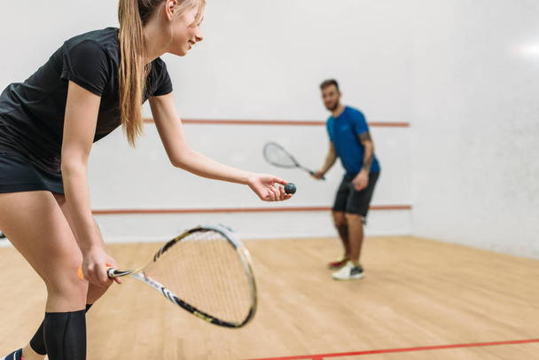 homem e mulher jogando squash
  - Foto, Imagem