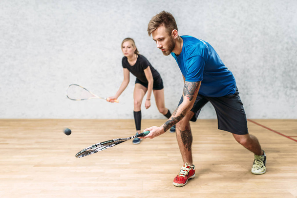 mężczyzna i kobieta, gra w squasha  - Zdjęcie, obraz