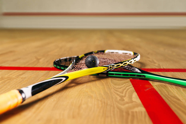 dos raquetas de squash y pelota
 - Foto, imagen