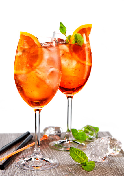 dois copos de aperol spritz cocktail
 - Foto, Imagem