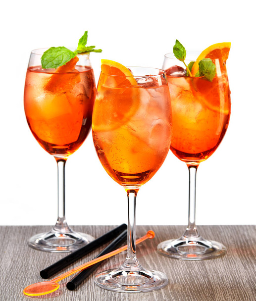 copos de aperol spritz cocktail
 - Foto, Imagem