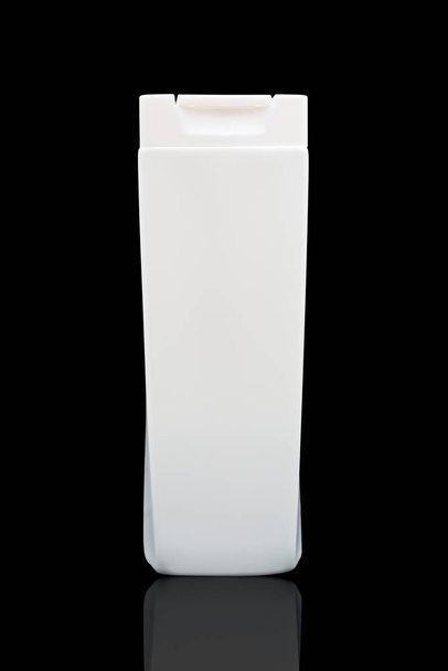 пляшка шампуню пластикова ізольована, відсічний контур
 - Фото, зображення