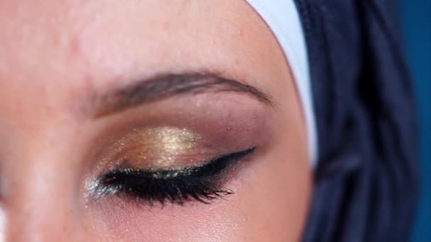 Близкий выстрел в глаз мусульманки, которая ярко придумана косметикой
 - Кадры, видео