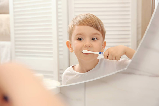 Pieni poika harjaamassa hampaita - Valokuva, kuva