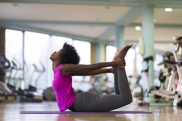 african american woman exercise yoga in gym - Fotoğraf, Görsel