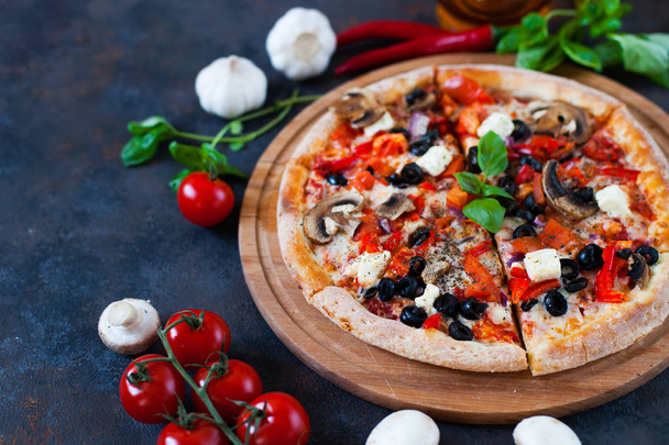 Гаряча тестова піца з помідорами, моцарелою, грибами, оливками, ре
 - Фото, зображення